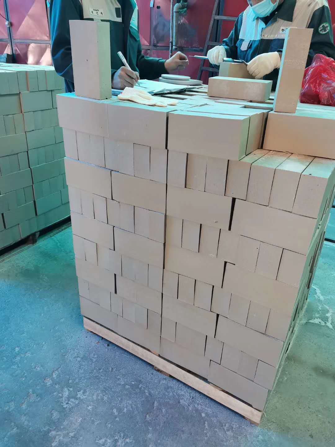 65厚耐酸磚今年處于一直是缺貨狀態(tài)，而且價(jià)格高，那么為什么會(huì)出現(xiàn)這種情況